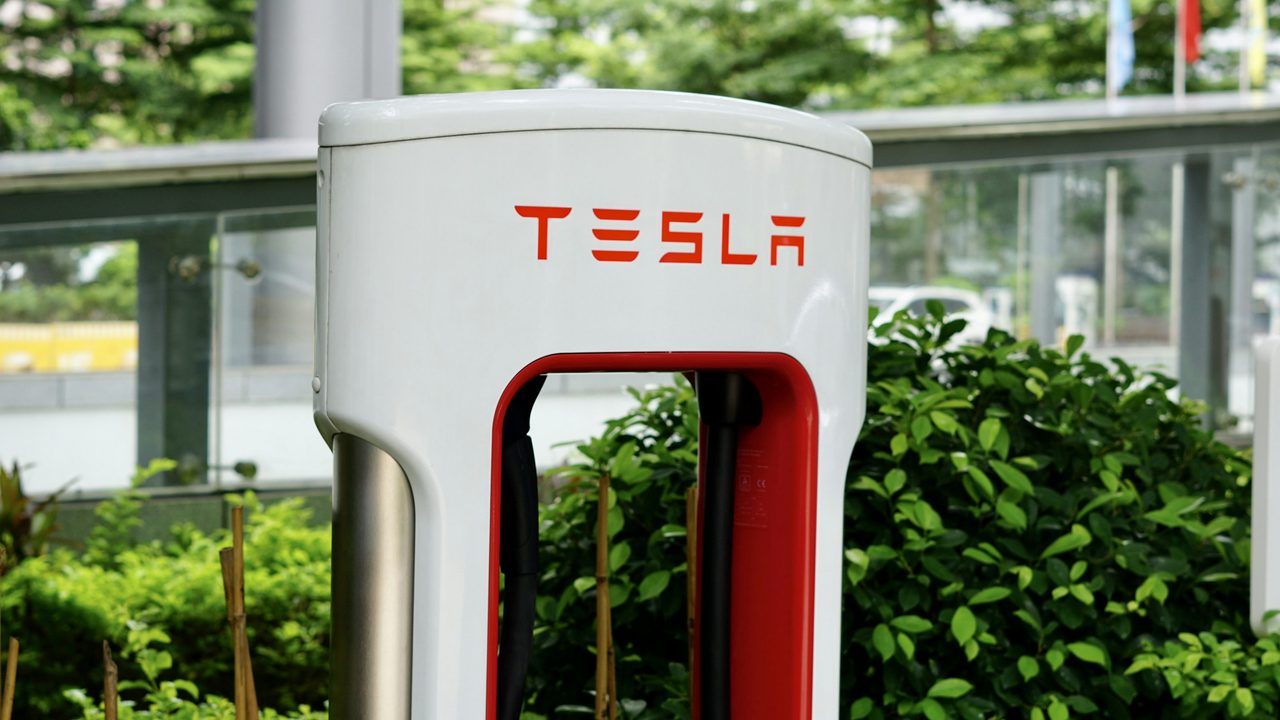 Tesla ved en ladestation