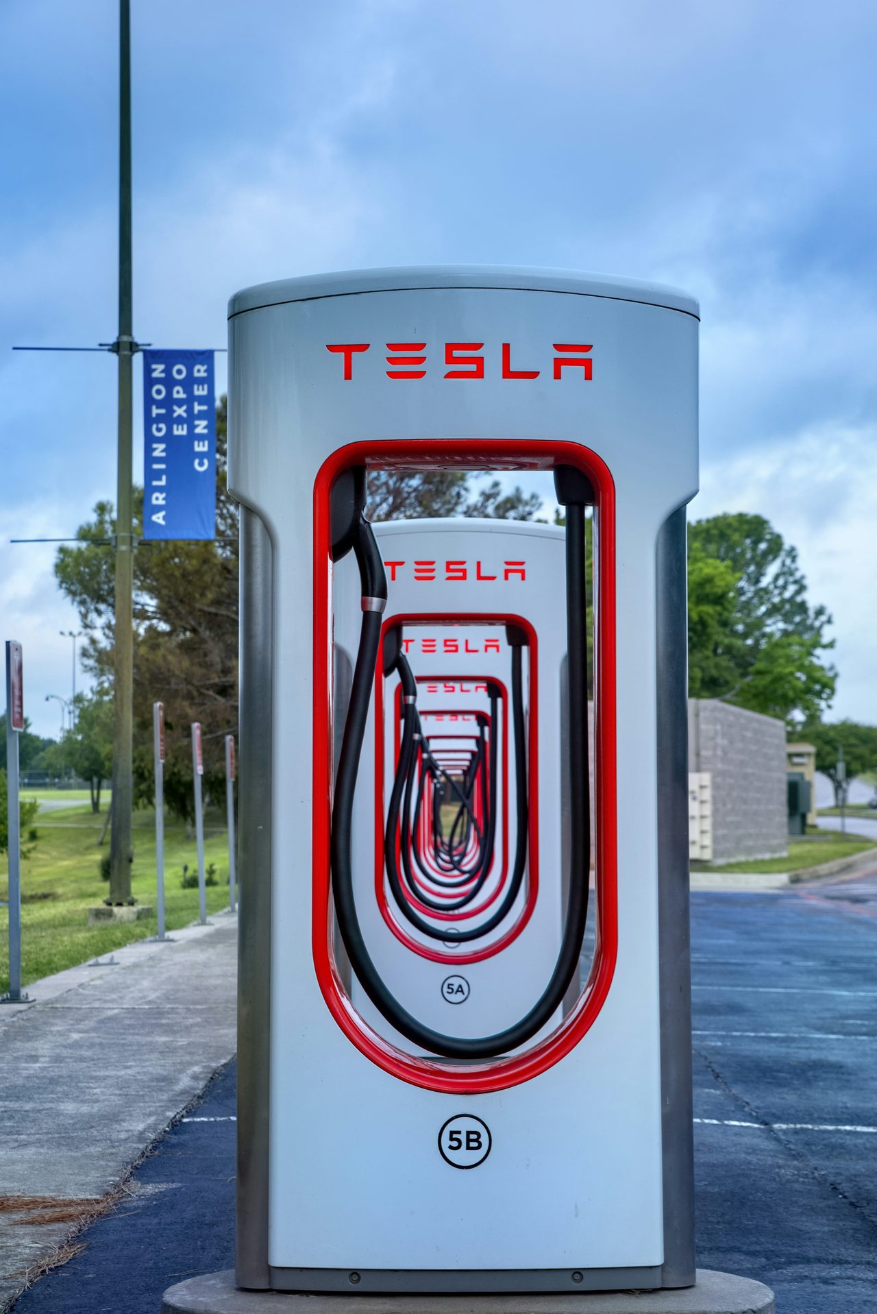 Tesla ved en ladestation