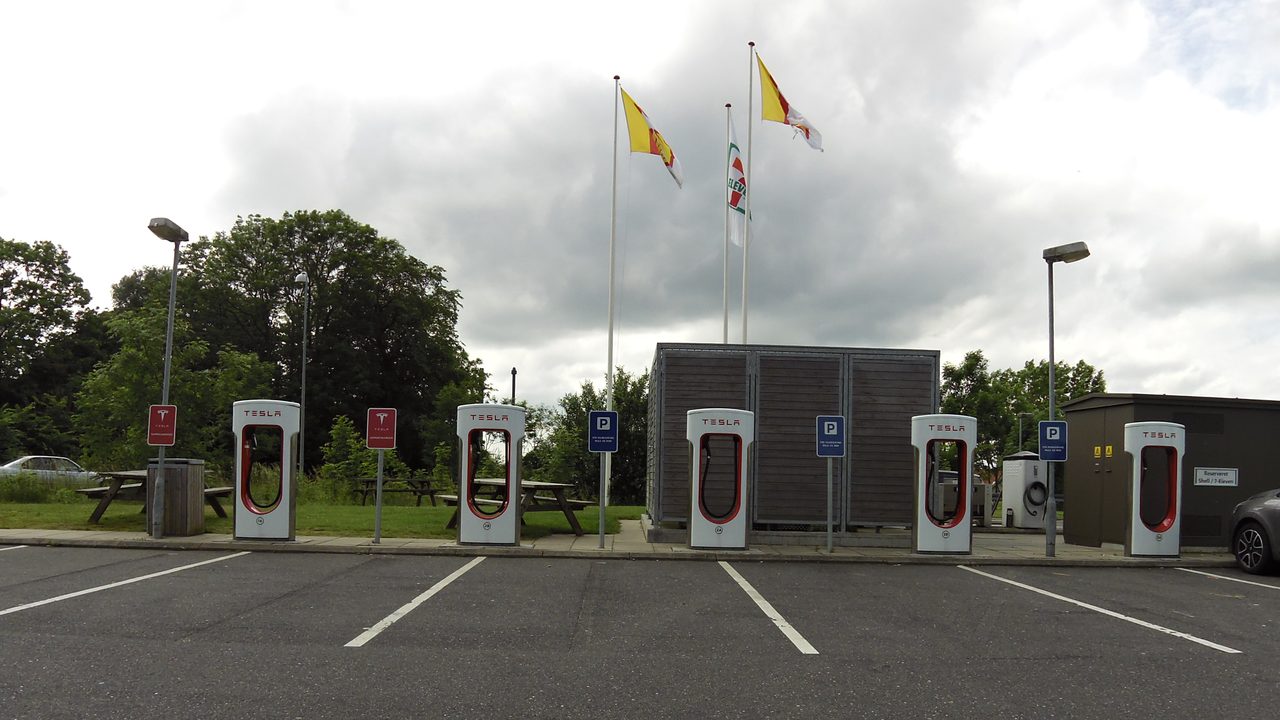 Tesla ved en ladestation
