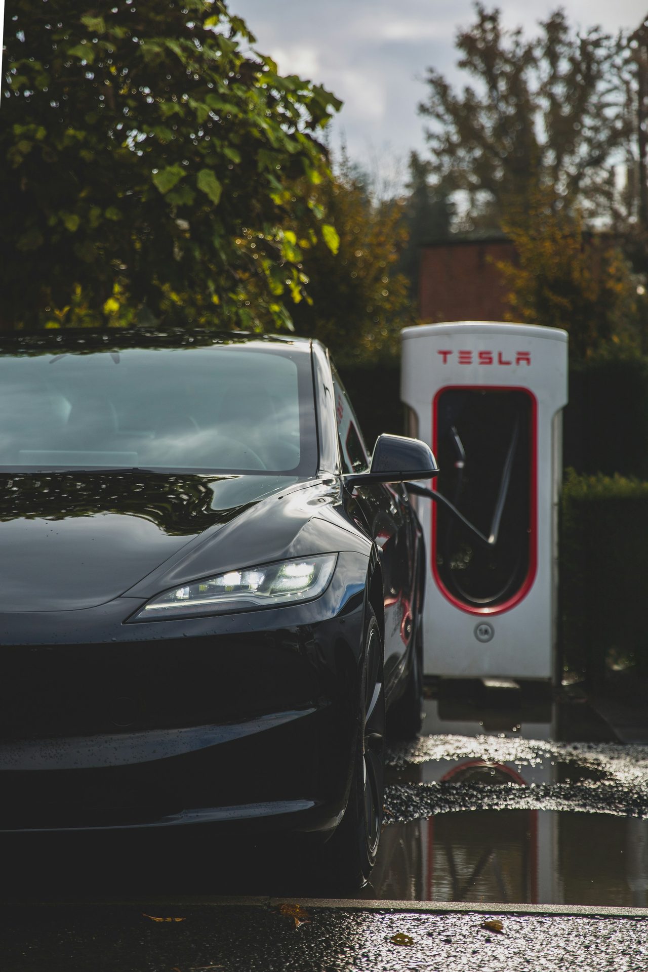 Tesla ved en ladestation