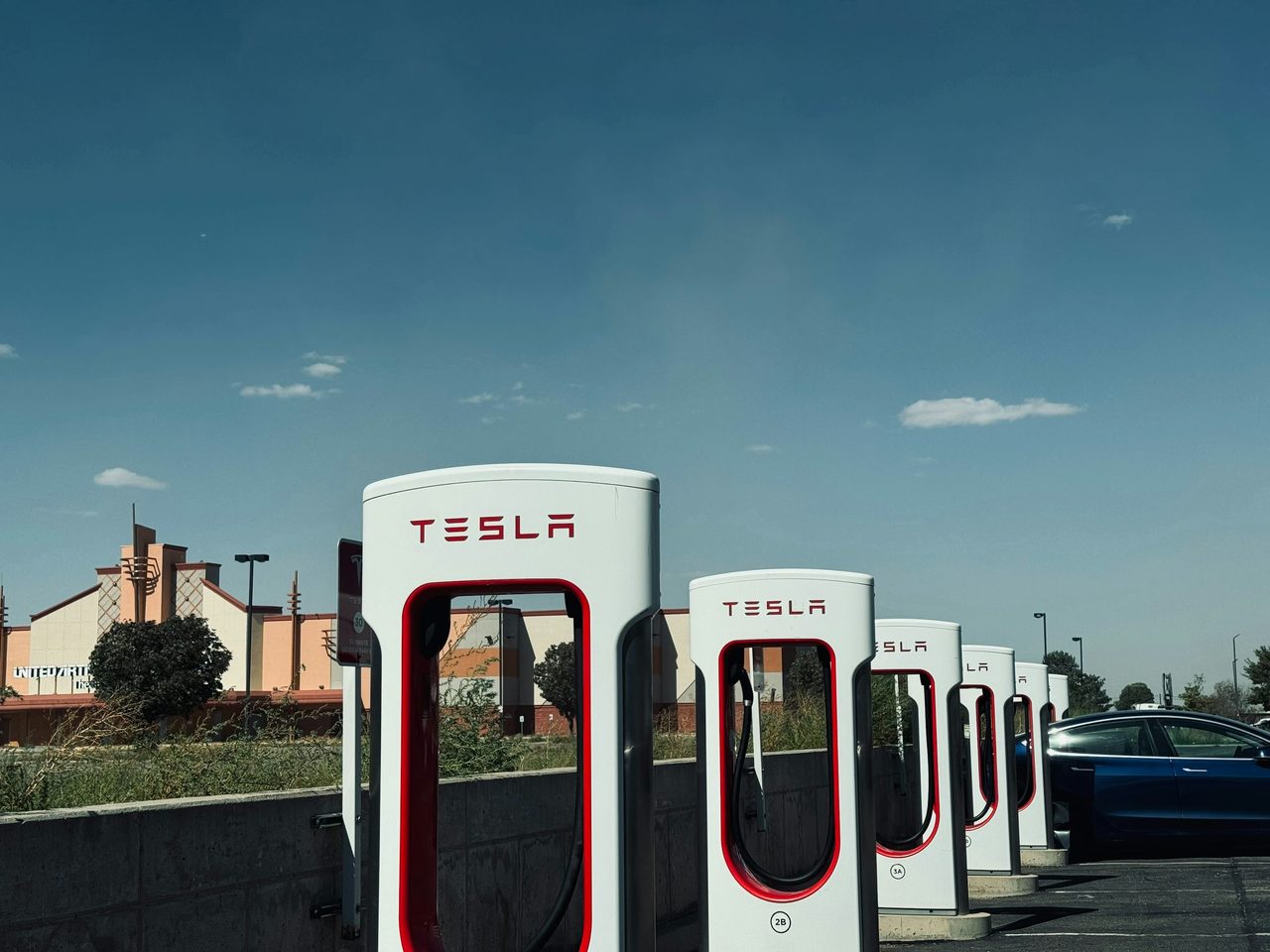 Tesla parkeret i dagslys