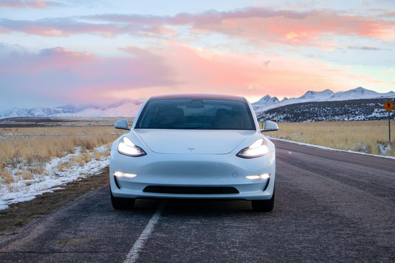 Tesla parkeret i dagslys