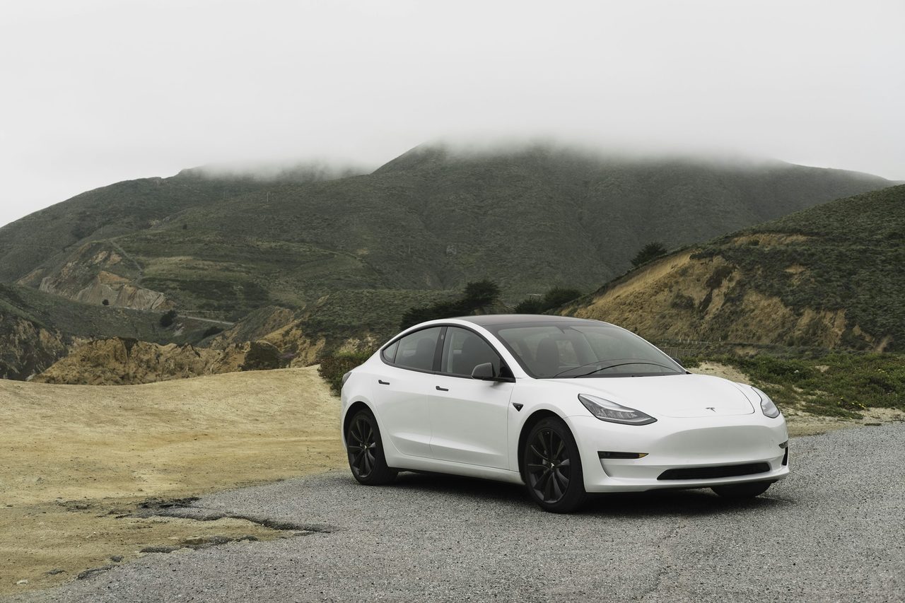 Tesla Model Y parkeret udenfor