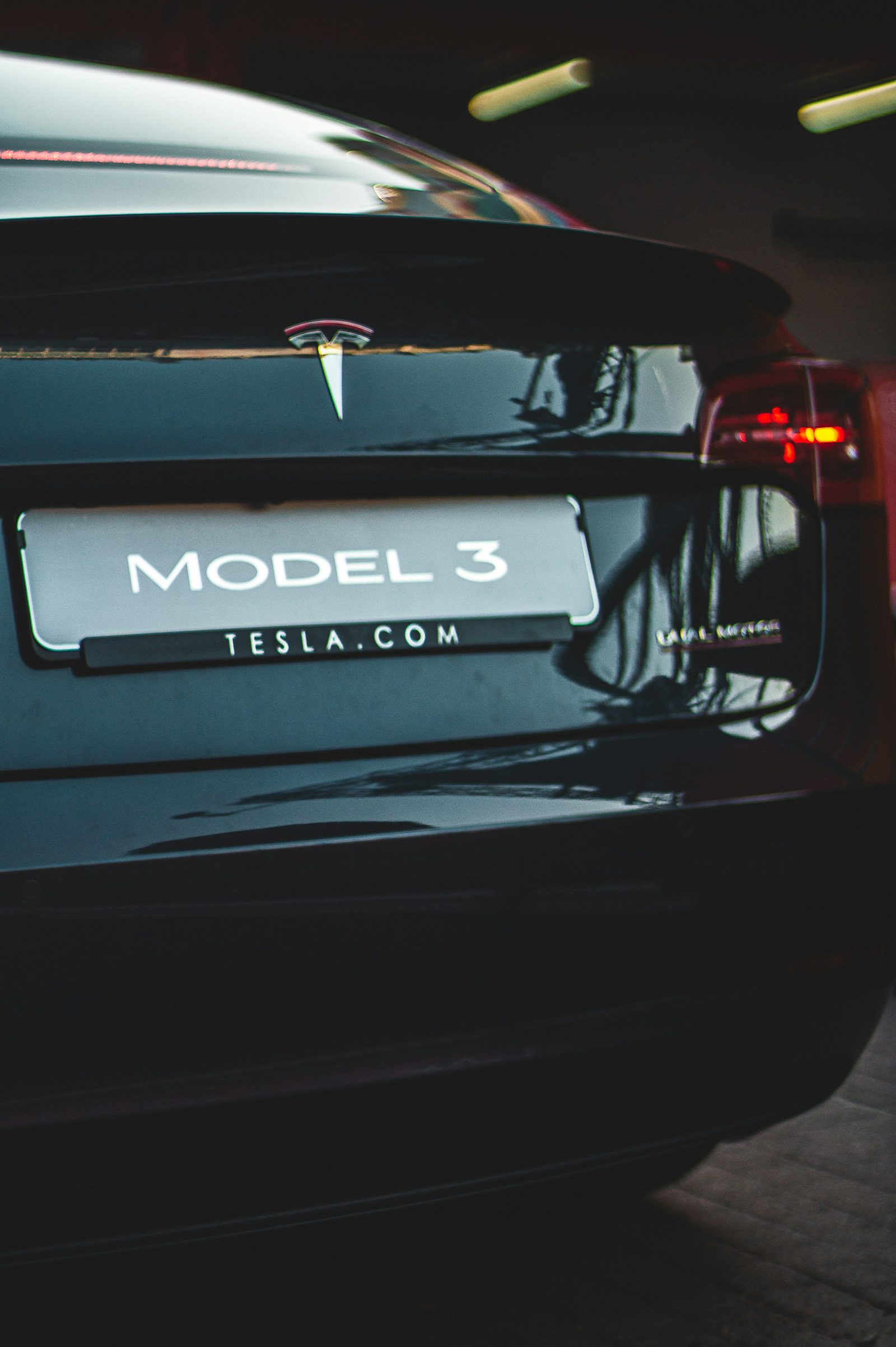 Tesla parkeret i dagslys