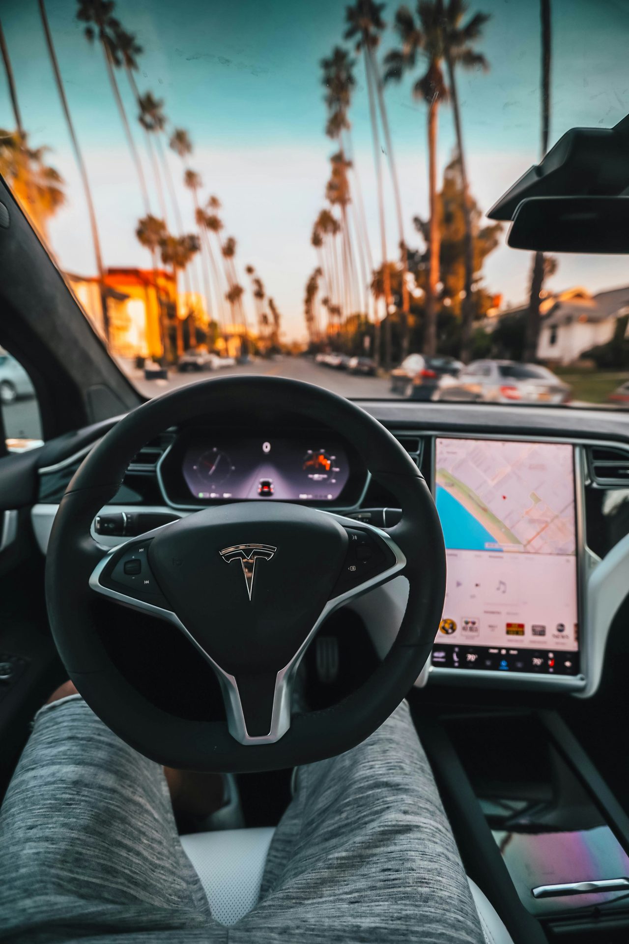 Tesla touchskærm og kabine