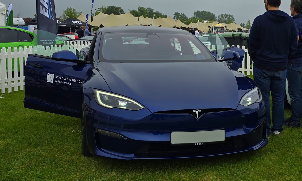 Tesla Model S set udefra