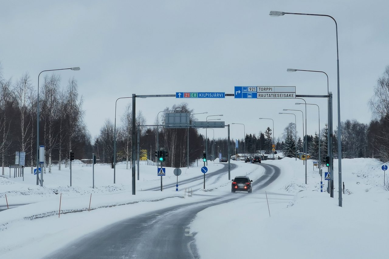 Bil på en vinterklar vej